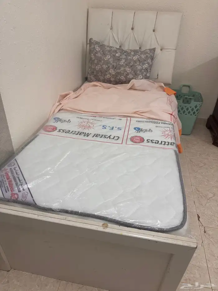 سرير صغير مع مرتبه جديده واسطوانه غاز 1