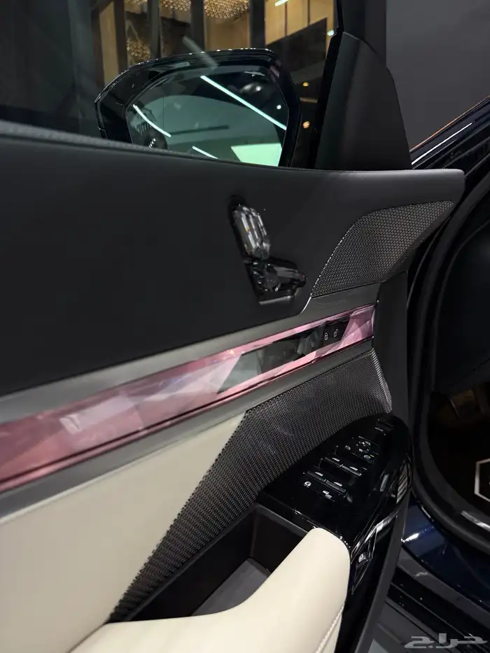 بي ام 735 2025 داخل اوف وايت 5