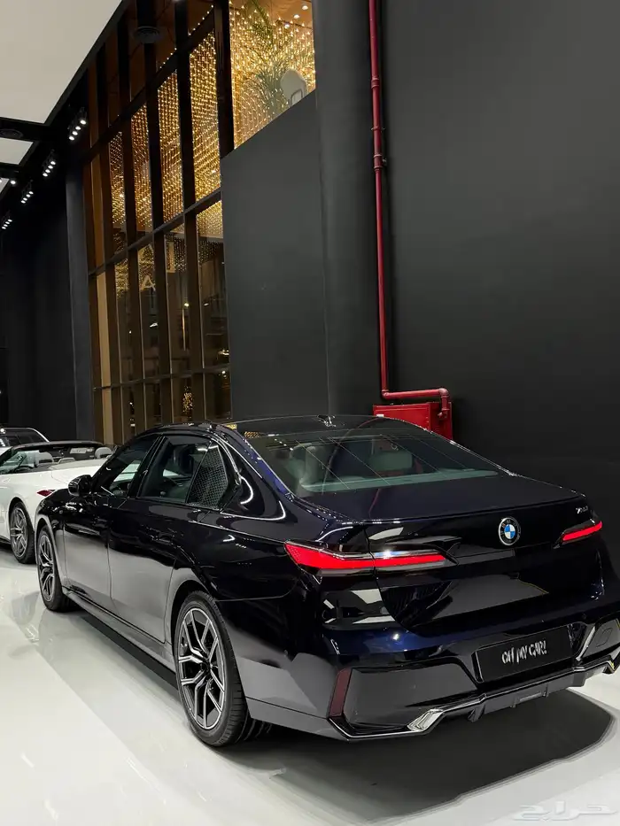 بي ام 735 2025 داخل اوف وايت 2