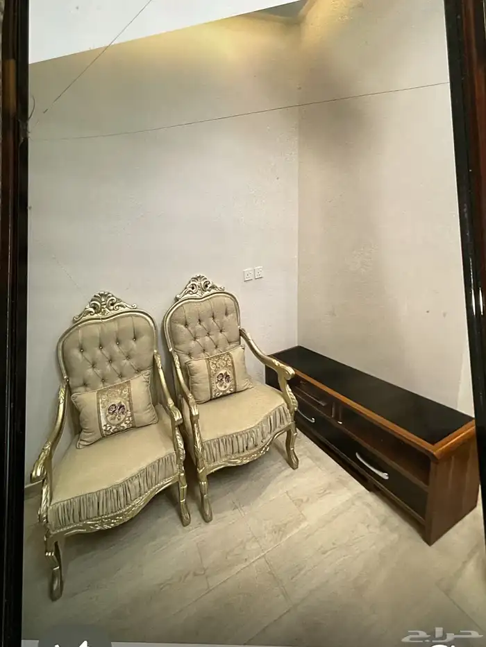 طاولة تلفزيون و2كرسي كلاسيك 0