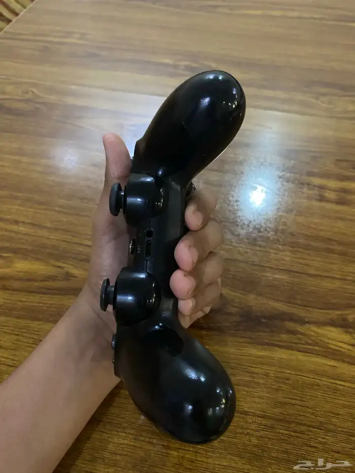 يد سوني فور للبيع ما في الاه مشكله وحد R2 مو كويس 4