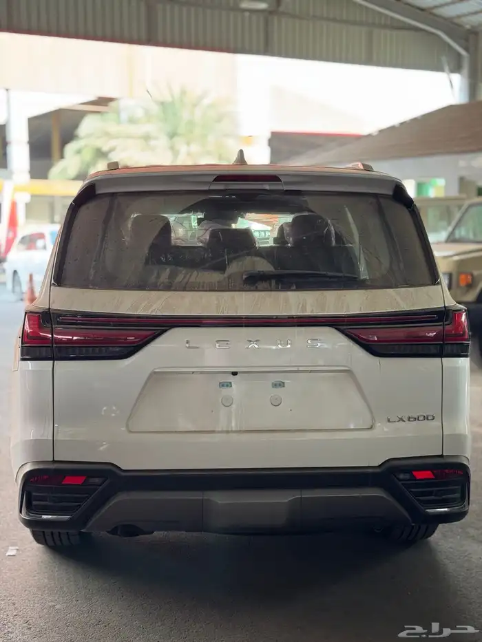 لكزس LX600 فئة BB موديل 2025 داخل احمر (سعودي) 3