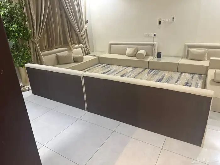 قطعتين كنب نظيفة لون بيج 1