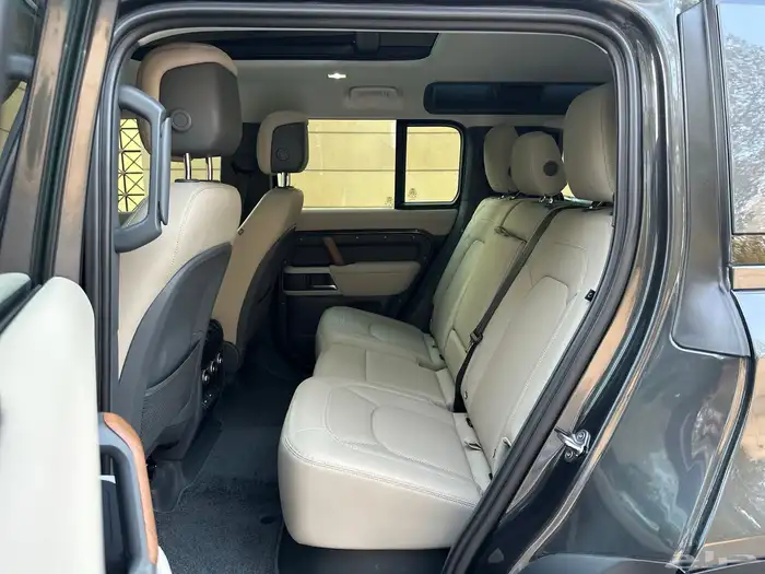 ديفندر HSE 2023 V6 33