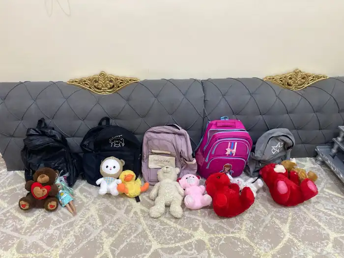 شنط مدرسية باشكال متنوعة مع هدايا 0