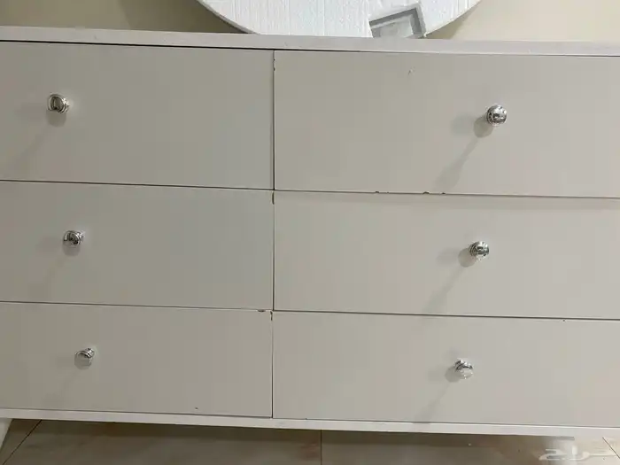 السلام عليكم عندي تسريحه ومرايه مو مستعمله على السوم 0