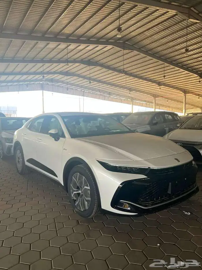 عرض بنك الجزيره تويوتا كروان بريميوم موديل 2025 لون فضي 5