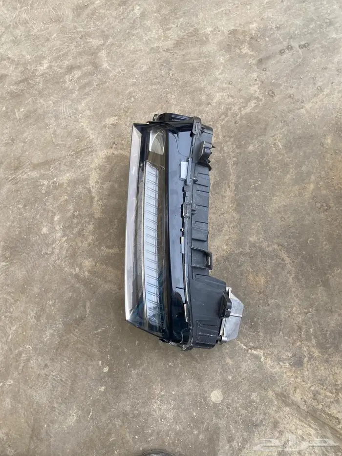 لد صدام يمين كاديلاك XT6 0