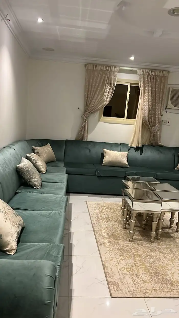 مغسله يدين و كنب نظيف و طاولة تلفزيون 3