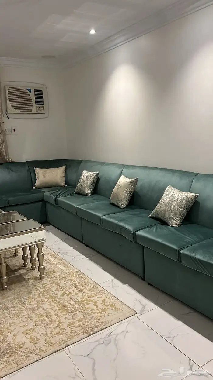 مغسله يدين و كنب نظيف و طاولة تلفزيون 2