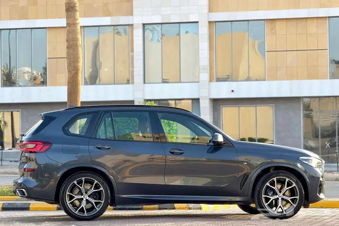 BMW X5 M KIT 2021 رمادي سعودي تحت الضمان 2
