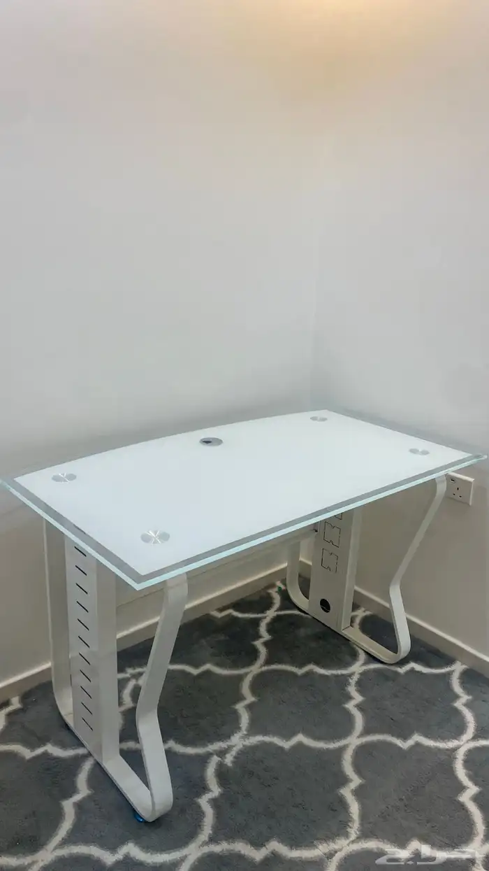طاولة مكتب 0