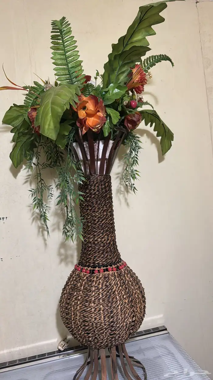 استاند مزهرية مع الوروود مستعملة نضيفة 1