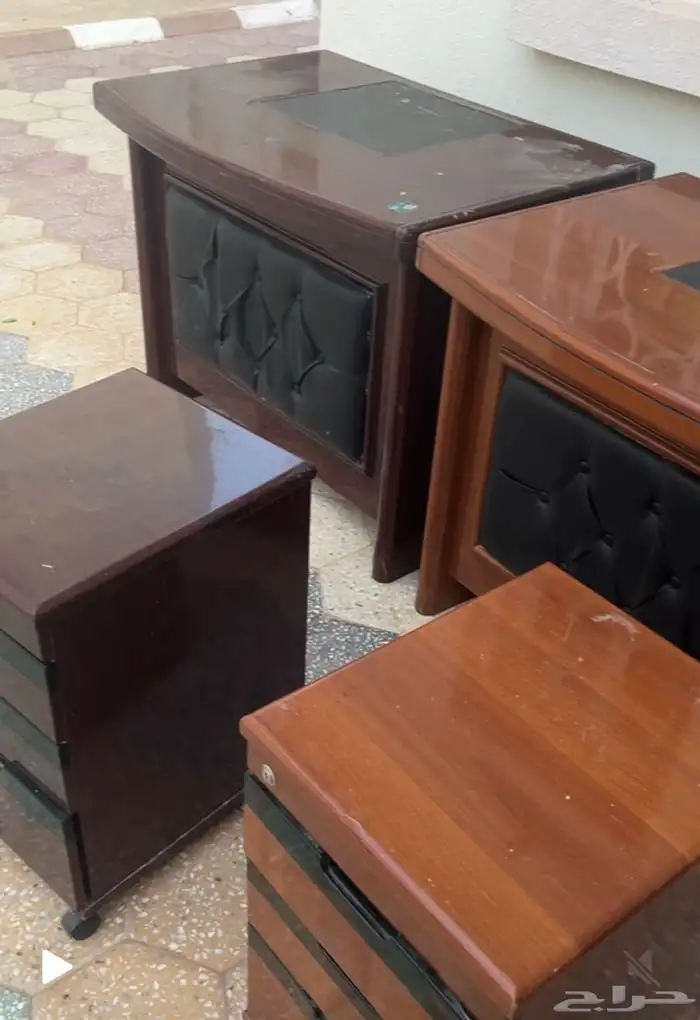 ثلاث مكاتب مع ثلاث خزنات 2