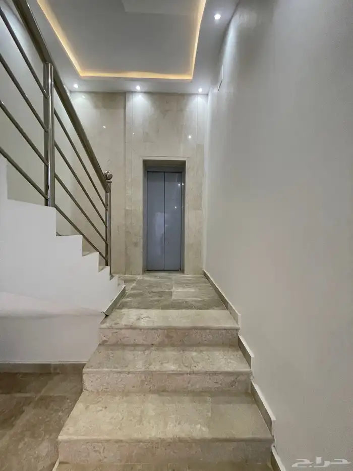 للبيع شقق علويه بسعر 530 الف بسطح خاص ومصعد شغال حى الضيافه 3