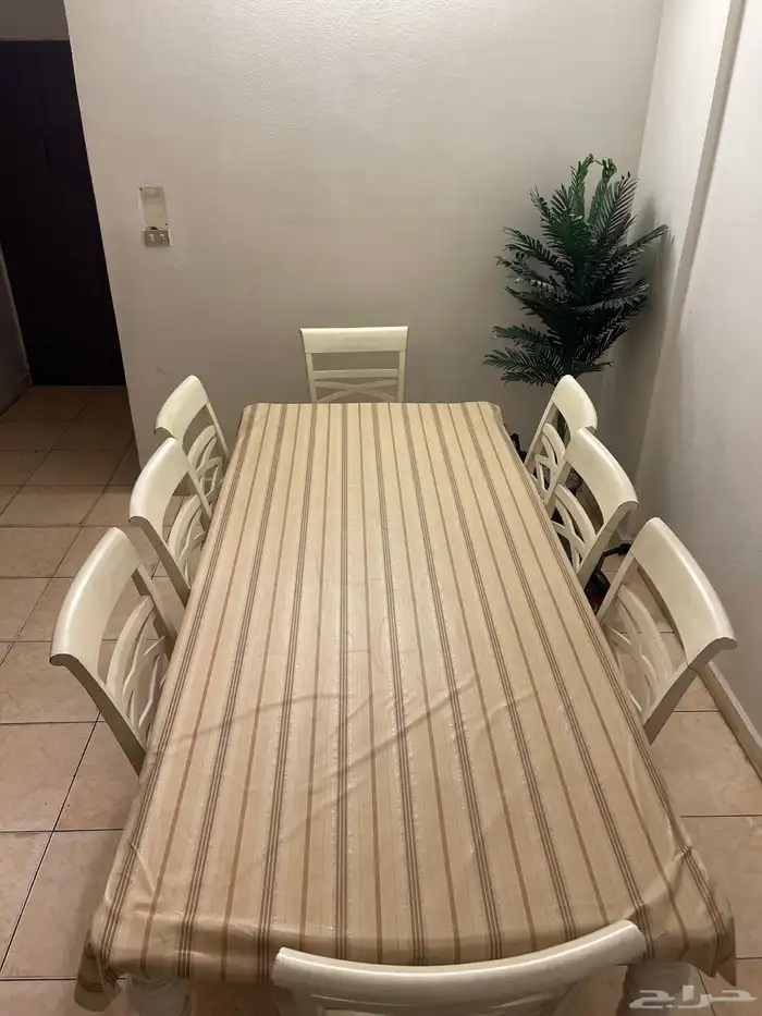طاولة طعام مع سفره 1