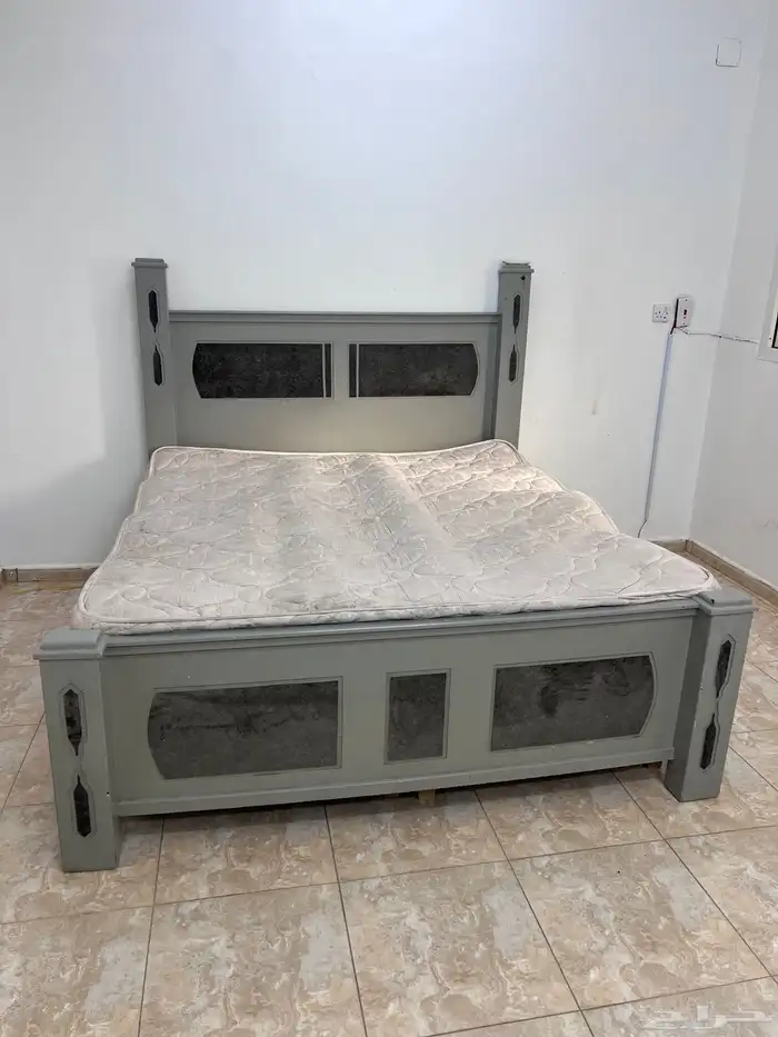 سرير كبير و دراجة و مروحة 1