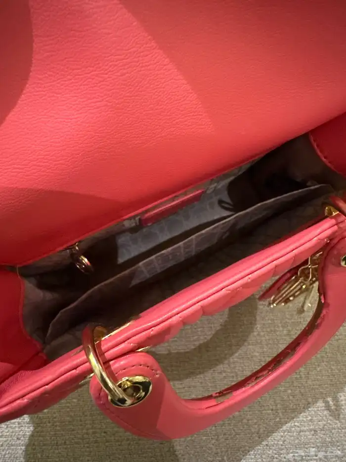 شنطه ماركه Dior لون وردي ذهبي مستعمله للبيع 3