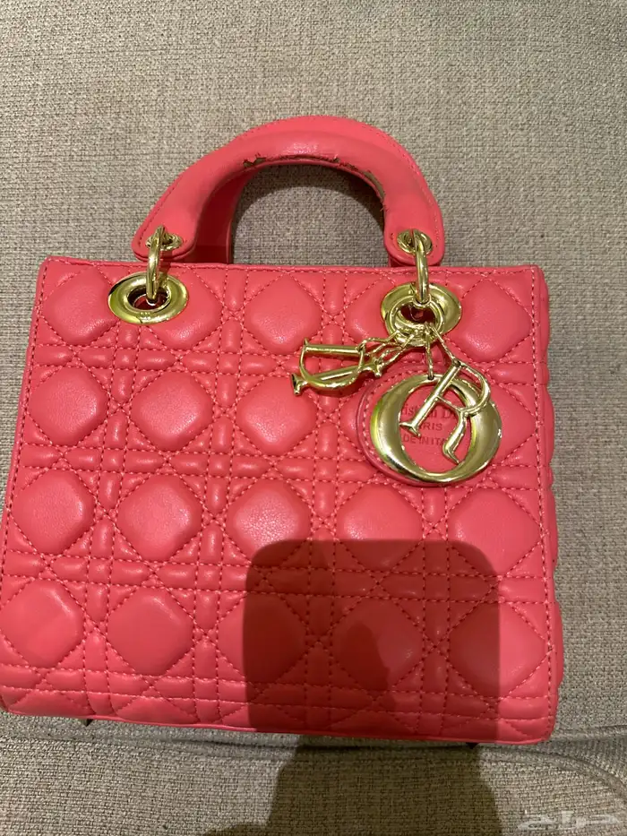 شنطه ماركه Dior لون وردي ذهبي مستعمله للبيع 0