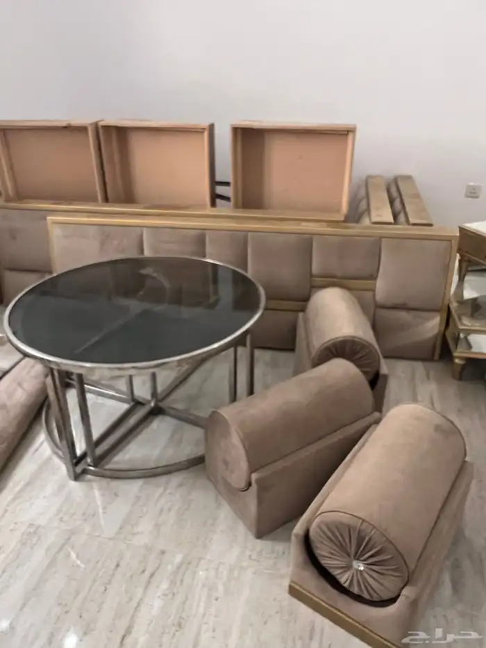 للبيع كنب مقاس 4 4 وطاولتين وفرشه 2