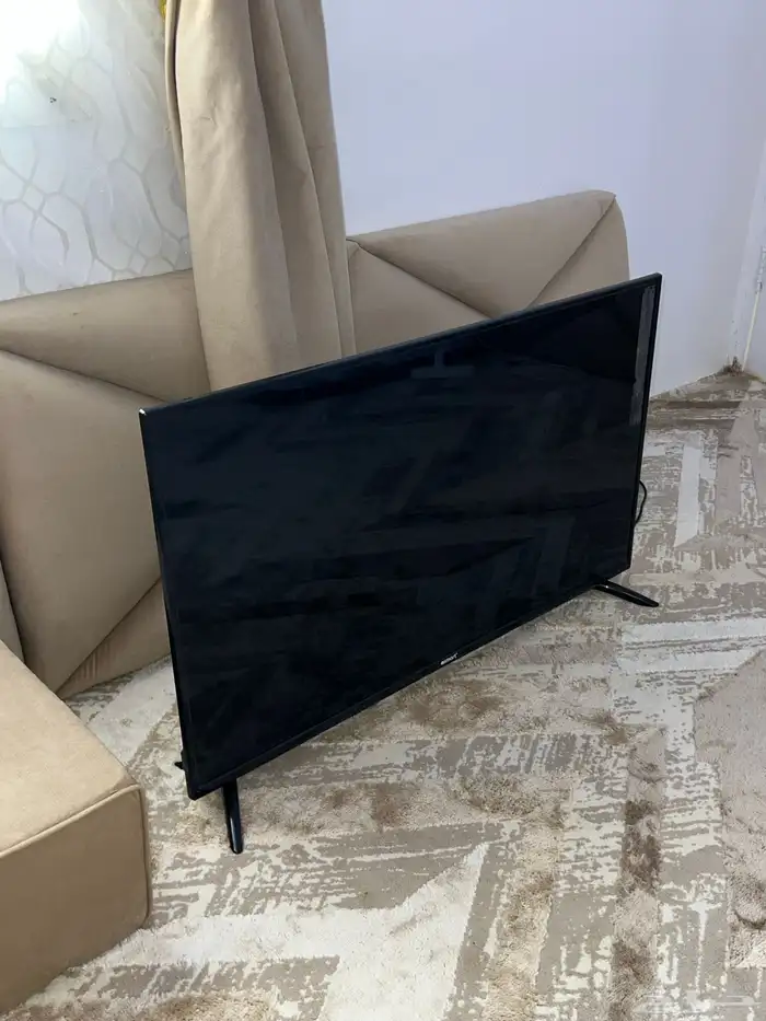 طاوله تلفاز مع تلفاز 43 بوصه سمارت الموقع املج 3