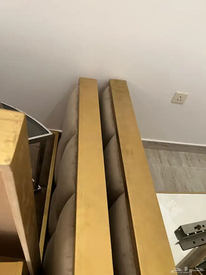 للبيع كنب مقاس 4 4 وطاولتين وفرشه 5