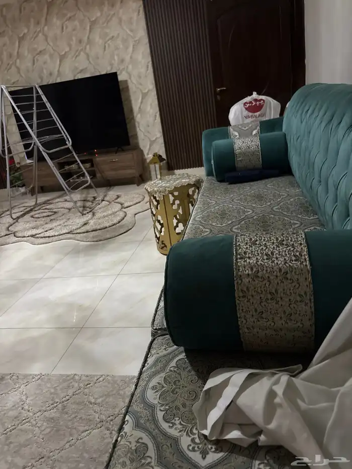جلسة كنب تكفي25الى30شخص نظيفة جدا ومعاها طاولات 3