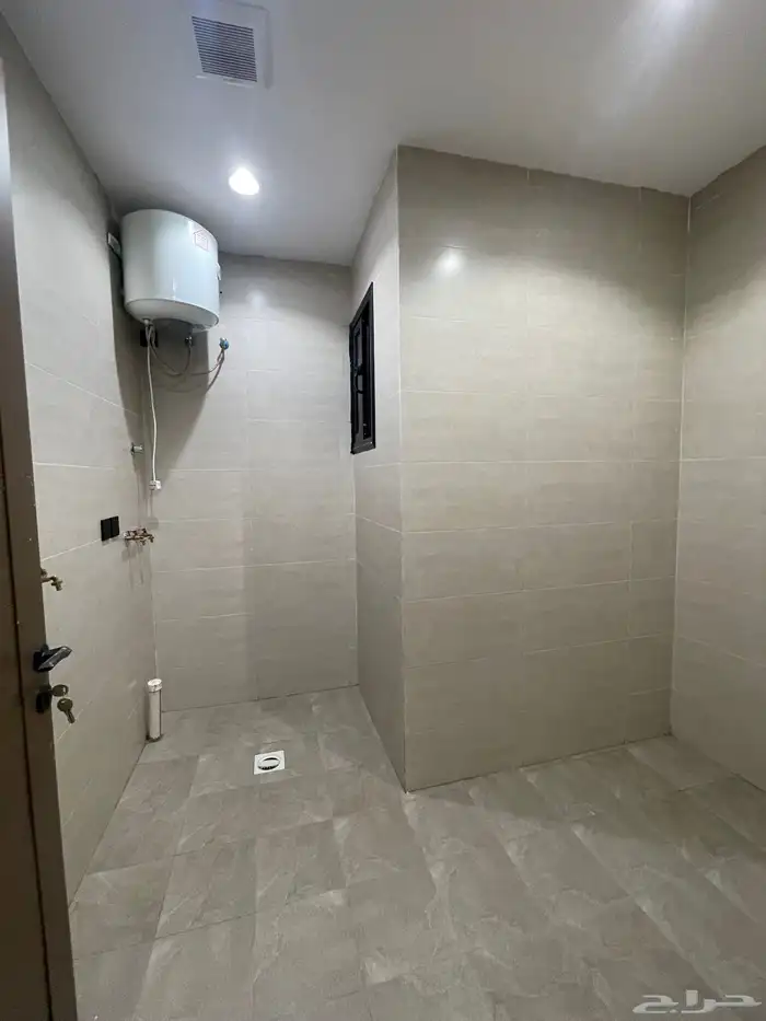 للبيع شقق علويه بسعر 530 الف بسطح خاص ومصعد شغال حى الضيافه 12