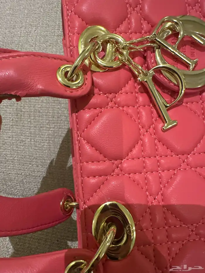 شنطه ماركه Dior لون وردي ذهبي مستعمله للبيع 5