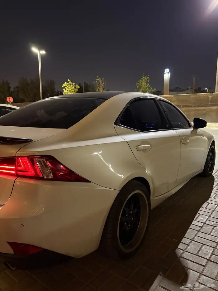 للبيع لكزس IS 350 موديل 2015 2