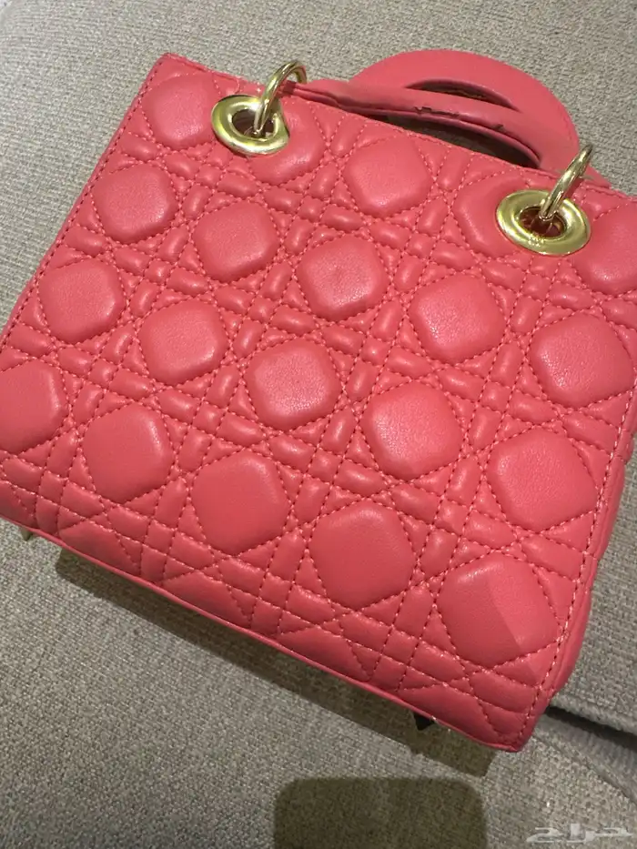 شنطه ماركه Dior لون وردي ذهبي مستعمله للبيع 4