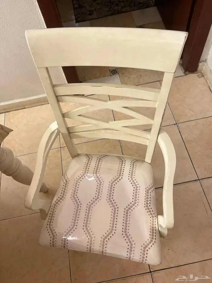 طاولة طعام مع سفره 4