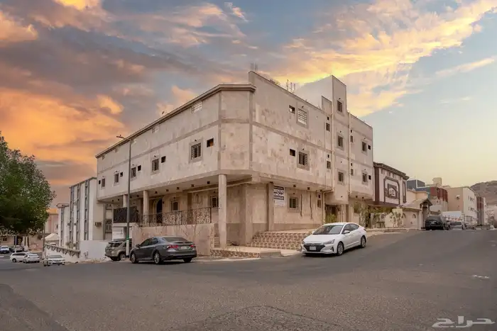 عمارة تحتوي على فيلا   3 شقق 0