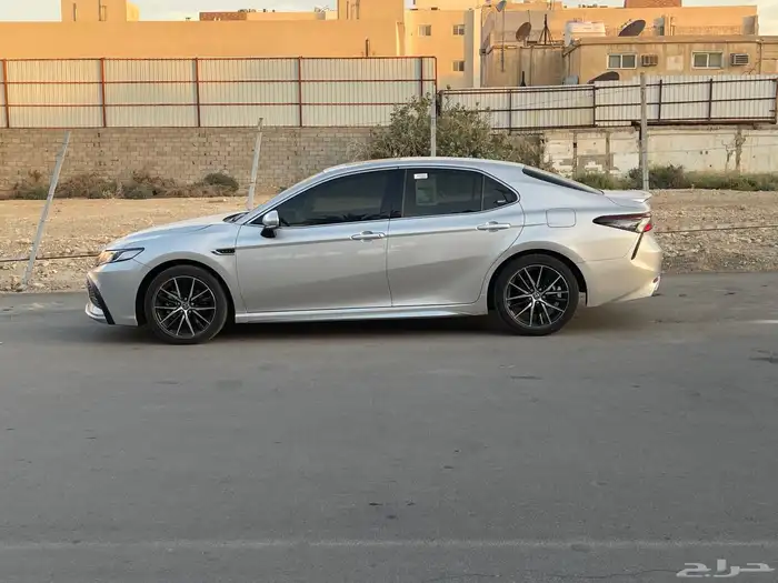 كامري سبورت 2023 رصاصي فاتح 1