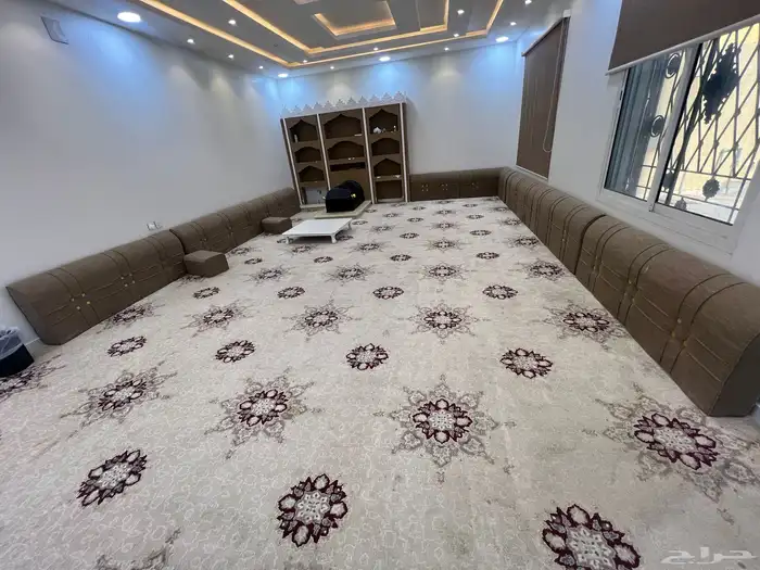 عرض مجلس كامل للبيع فرشه مع مساند ظهر ومنقل 1