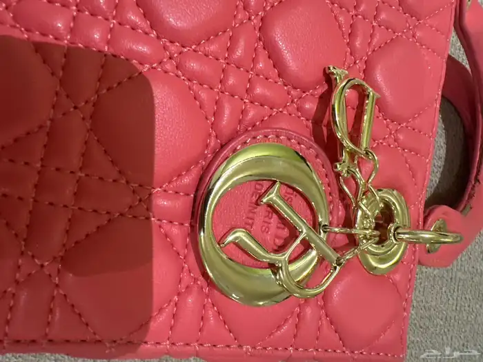 شنطه ماركه Dior لون وردي ذهبي مستعمله للبيع 1