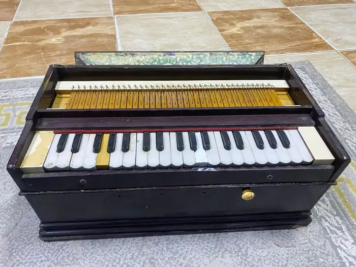 بيانو أنتيك قديم يعمل بي آتم حاله 0