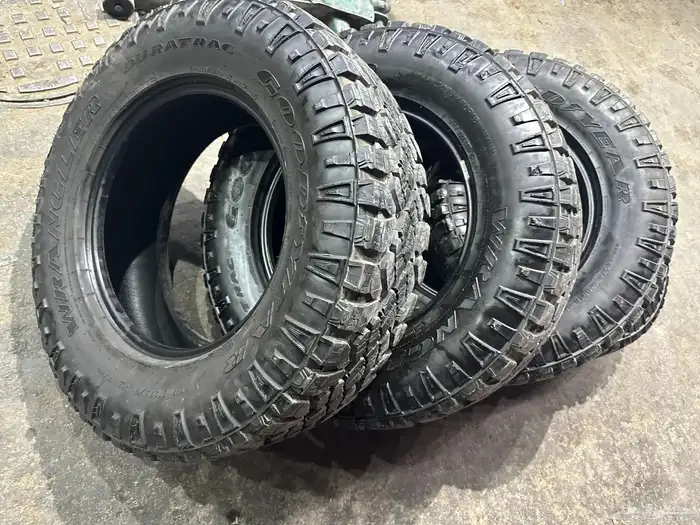 كفرات نص حجري جودير مقاس 275 70 18 12