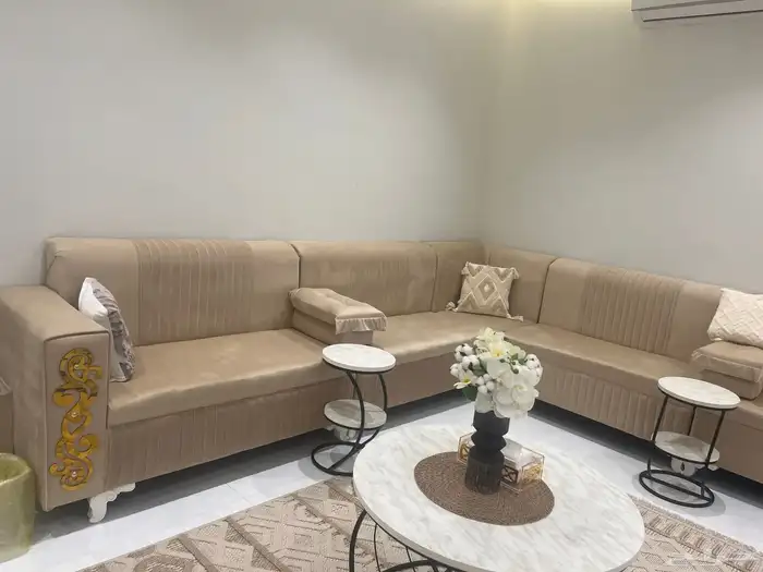 كنب للبيع نظيف استخدام بسيط بدون السجاده والطاولات 2