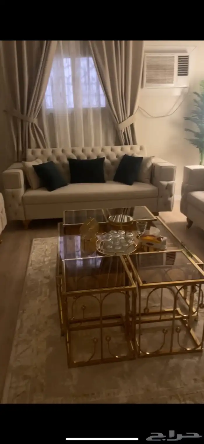 ثلاث قطع كنب جديد مع الخدايات وطاوله وزوليه وستاره واشجاز 1