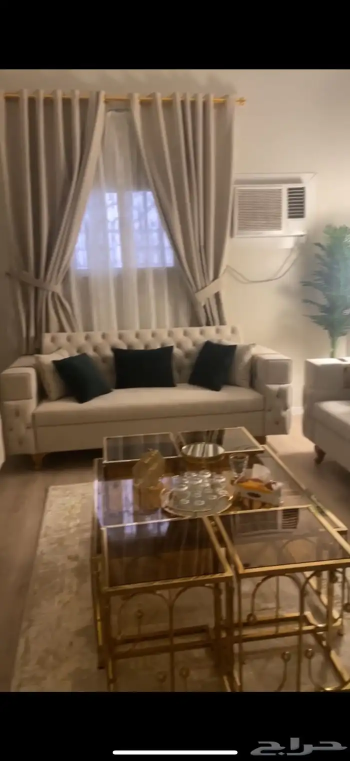 ثلاث قطع كنب جديد مع الخدايات وطاوله وزوليه وستاره واشجاز 2