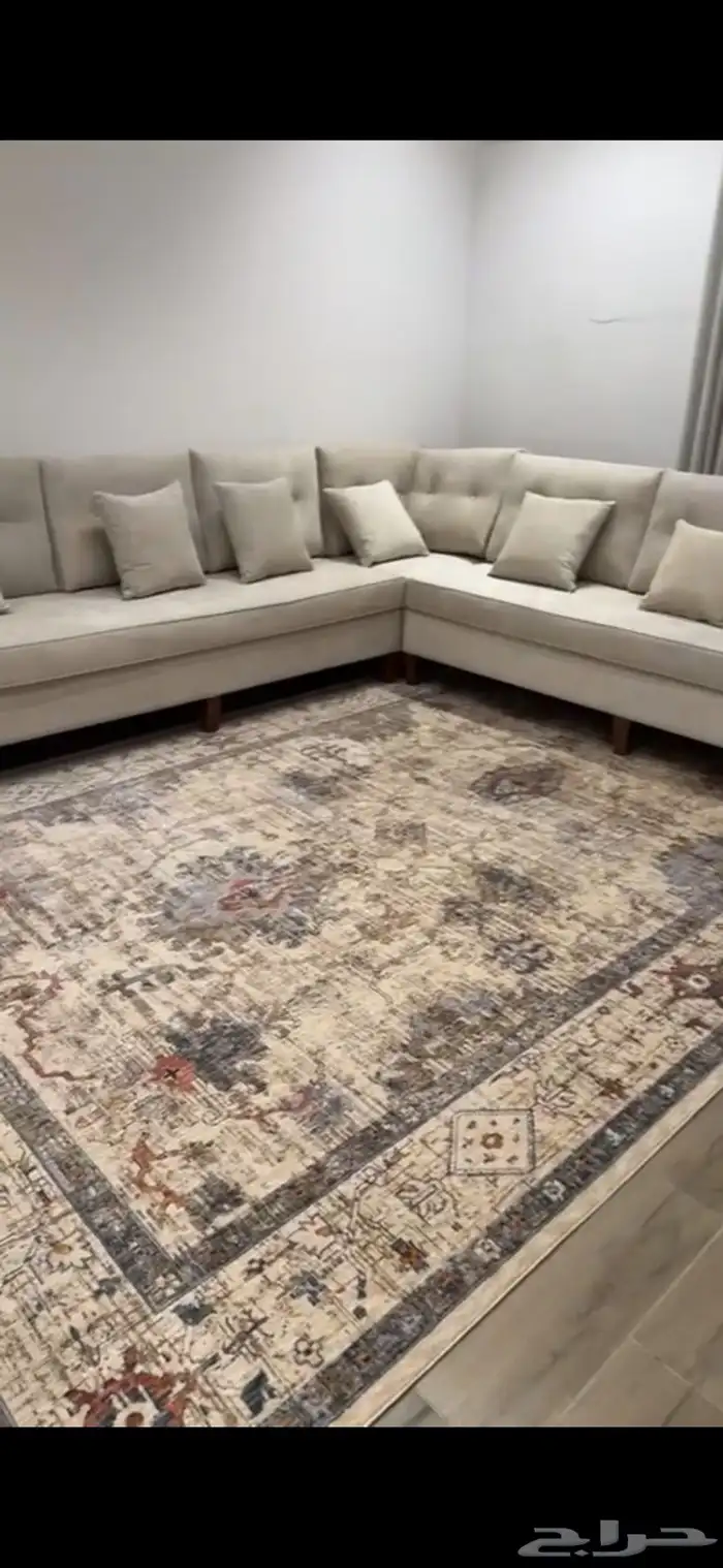 كنب حرف L مع سجادة وطاوله خشب 0