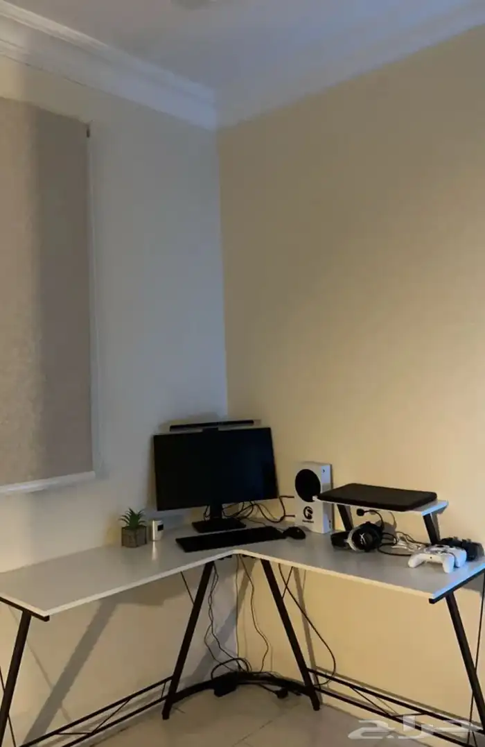 طاوله نظيفه للسوني او بي سي او اي حاجه مثل ااجديده 1