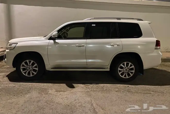 لاندكروزر GXR 2 6V 2018. مخزن. ممشى 50 0
