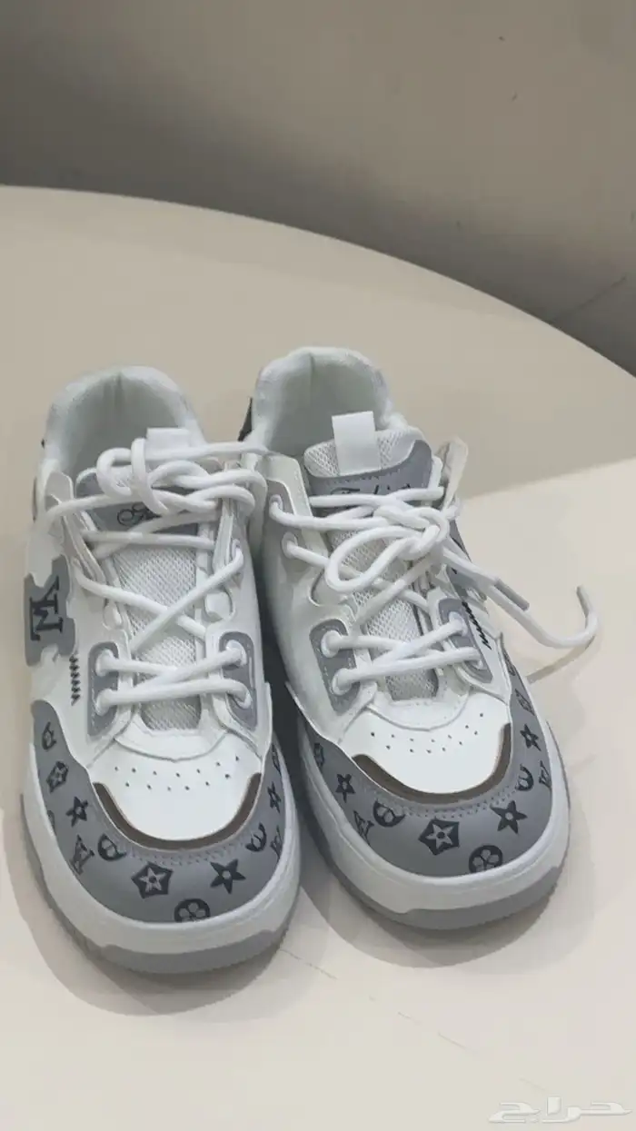 شوز LV 2