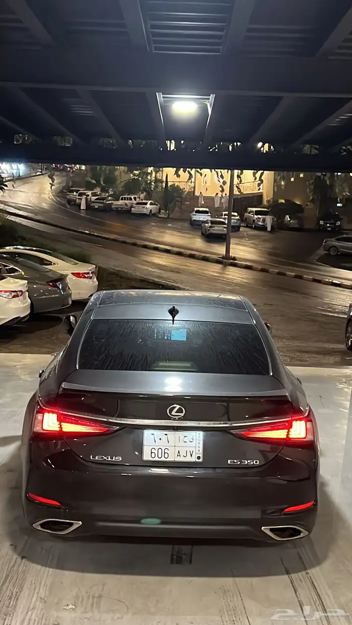 لكزس es350 2023 اسود 4