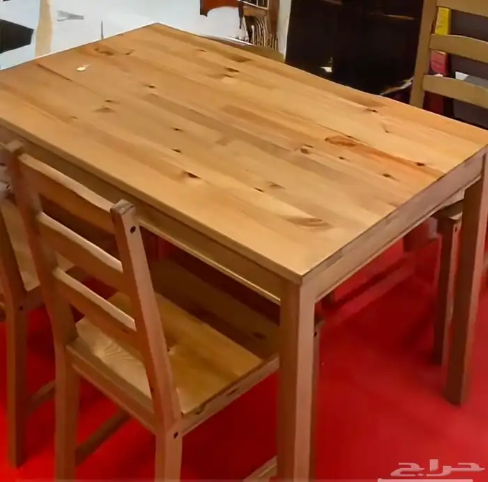 طاولة خشبيه بأربع كراسي 0