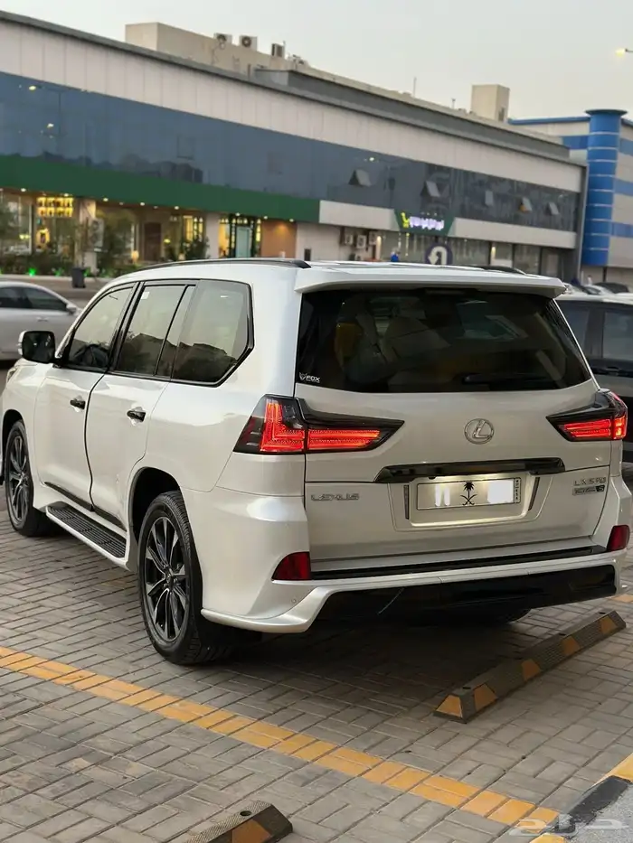 2020 جيب لكزس بلاك اديشن LX 570 شبه الوكالة نظيف جدا 3