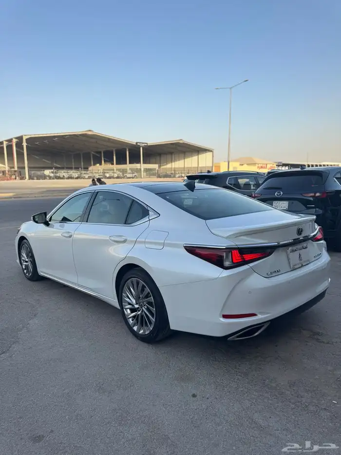 للبيع لكزس CC 2023 - ES350 - بحالة الوكاله 4