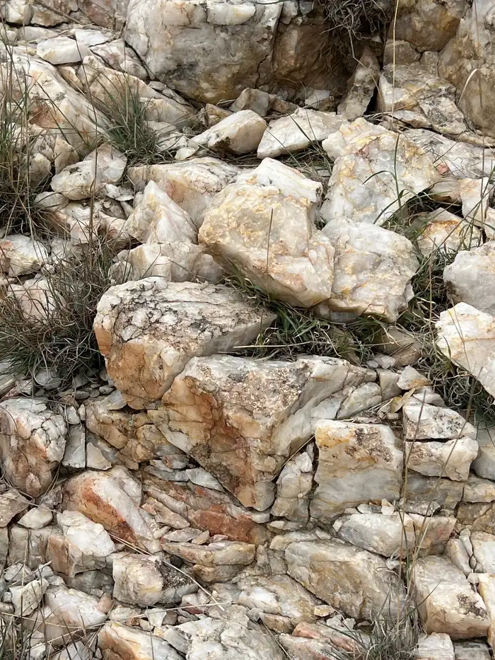 حجر مرو طبيعي بكمية وافرة 2